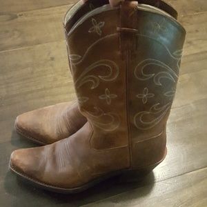 Ariat Womans boots. ON HOLD